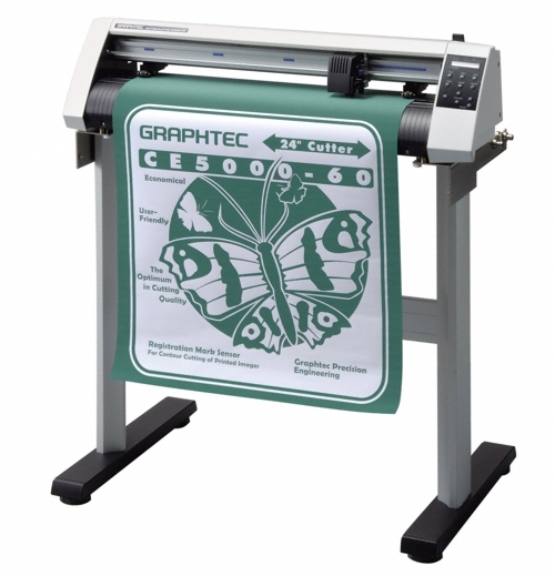 Schneideplotter Graphtec CE5000-60 auf Standfuß mit eingelegter grüner Folie, darauf Schmetterlingsmotiv und Schriftzüge als Schneidebeispiel