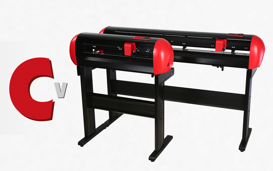 Zwei Secabo Schneideplotter der C V-Serie in Schwarz-Rot, ein kompaktes und ein breites Modell auf Standfüßen, daneben das rote C V-Logo