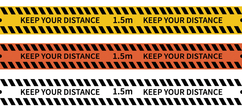 Trois bandes de signalisation de couleur jaune, orange et blanche, avec des bandes d'avertissement noires et l'inscription « KEEP YOUR DISTANCE 1,5 m » pour respecter les règles de distanciation sociale liées au coronavirus