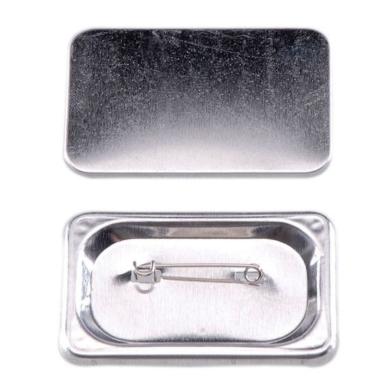 Rohlingteile eines rechteckigen Buttons (37 x 58 mm): metallische Vorderschale und Rückwand mit Pin-Nadel vor weißem Hintergrund