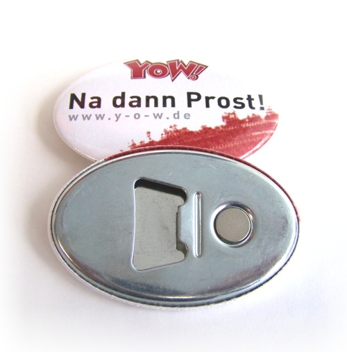 Zwei ovale Buttons: Vorderseite mit YOW-Logo und Na dann Prost!, Rückseite aus Metall mit Flaschenöffner und Magnet