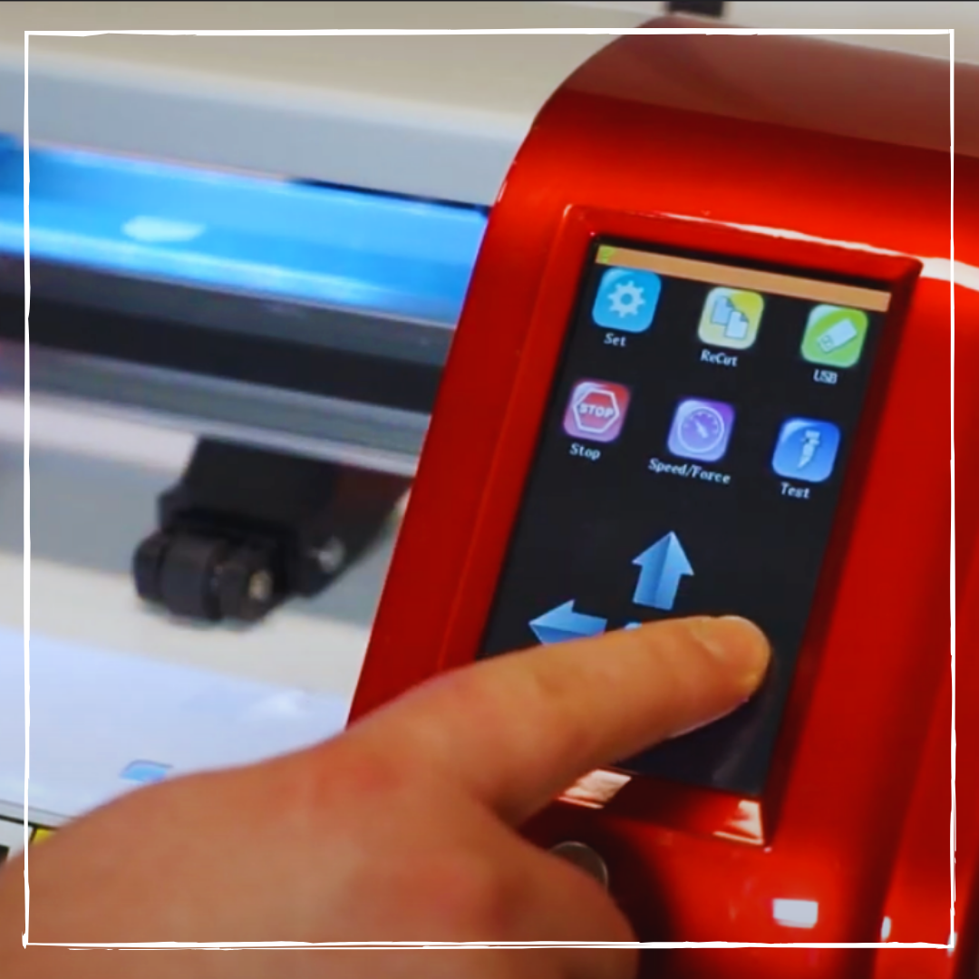 Finger bedient das Touchdisplay des roten CraftY Schneideplotters mit Menü für Speed/Force, ReCut und USB, dahinter blaue LED-Beleuchtung