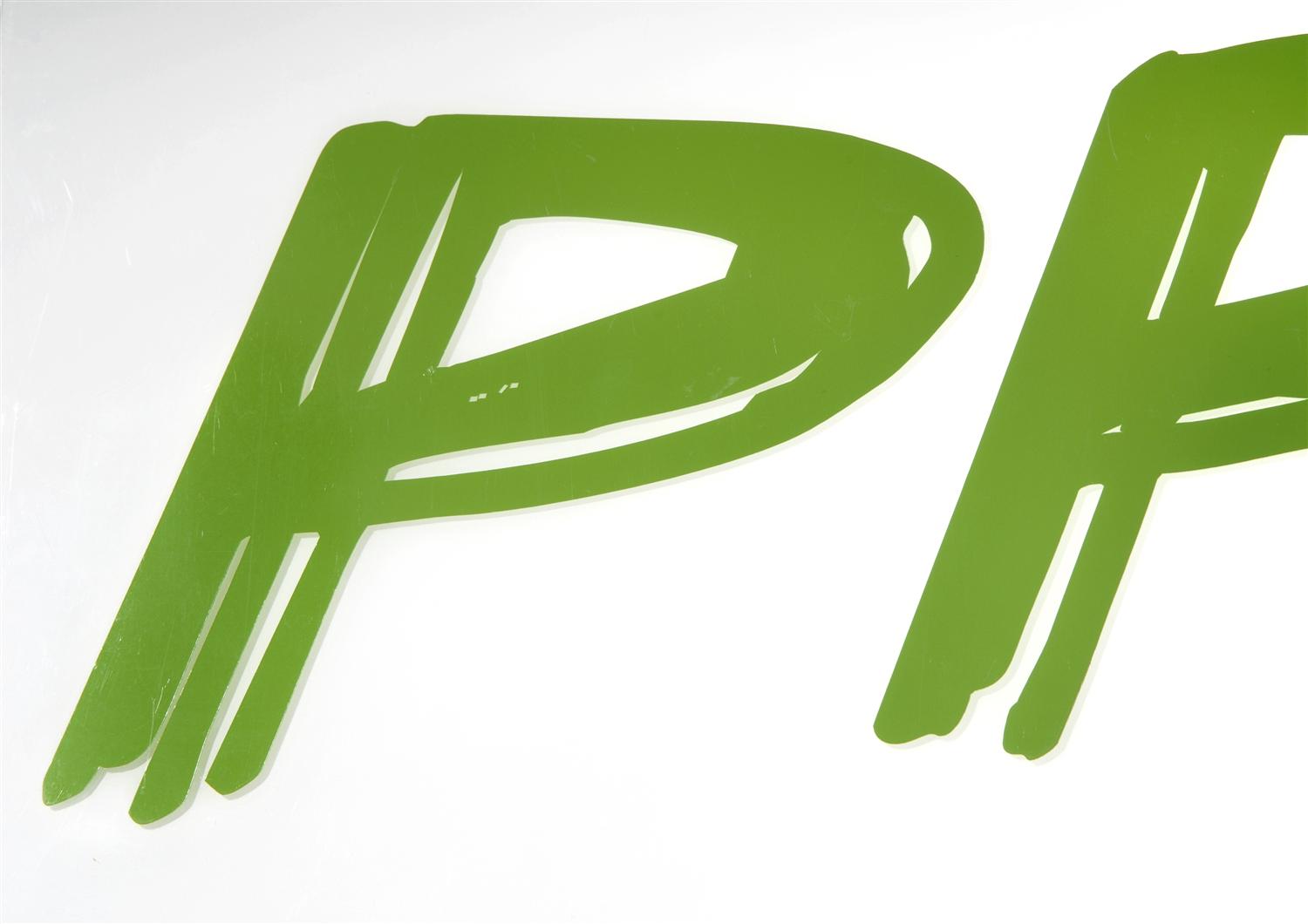 Grüne geplottete Klebefolie in Pinselschrift-Optik, zwei große Buchstaben P auf weißem Untergrund als Beispiel für Folienbeschriftung