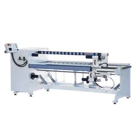 Dérouleuse NEPATA UA 1650 blanche, équipée d'un pupitre de commande et de longs arbres d'enroulement, disponible en location à court terme