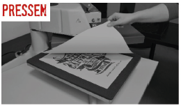 Schritt Pressen: Hand hebt auf der Transferpresse die A-Foil vom B-Paper ab, darunter das übertragene Tonermotiv