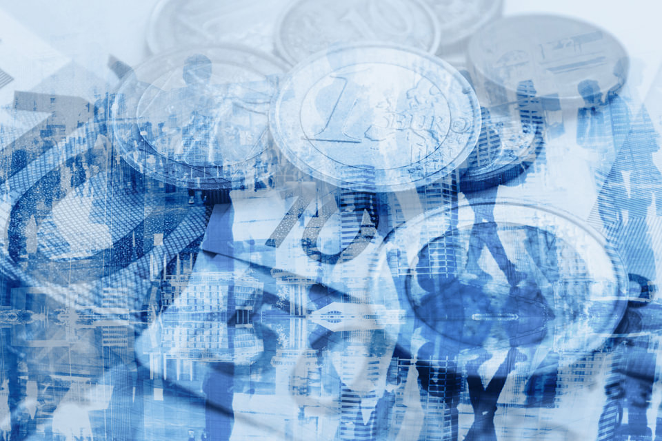 Collage aux teintes bleues composé de pièces en euros, de billets de banque, de gratte-ciel et de silhouettes humaines, symbolisant l'inflation et la hausse des prix