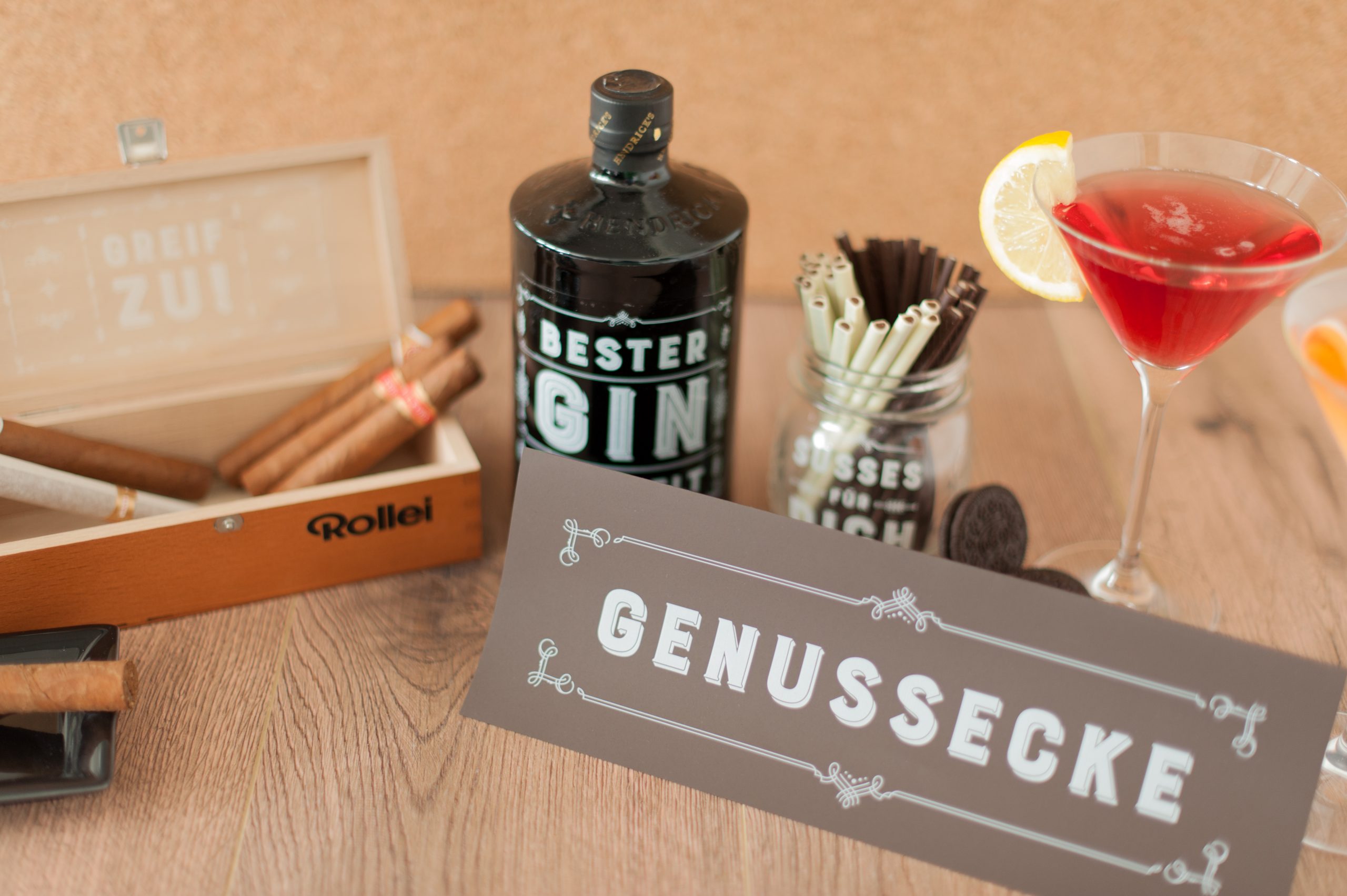 Weißdruck mit Ghost White Toner: braune Karte Genussecke, schwarze Ginflasche, Glas Süßes für dich und Zigarrenkiste Greif zu!