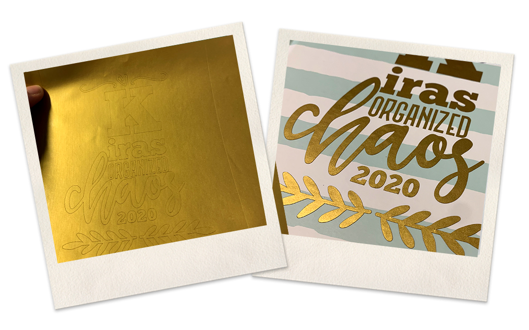 Goldene Flexfolie mit geplottetem Motiv Kiras Organized Chaos 2020 und daneben das fertig aufgepresste Motiv auf gestreiftem Stoff