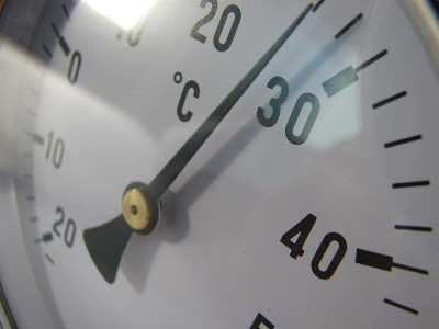Nahaufnahme eines analogen Thermometers mit Celsius-Skala als Symbol für die passende Temperatureinstellung an der Transferpresse