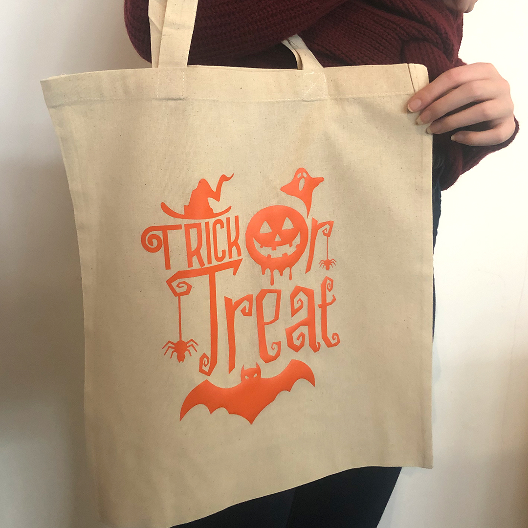 Naturfarbene Stofftasche mit Halloween-Motiv aus orangefarbener Flexfolie: Trick or Treat mit Kürbis, Hexenhut, Geist, Spinnen und Fledermaus