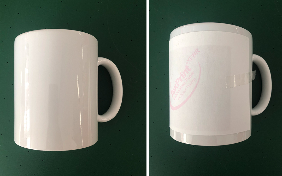 Weiße Tasse vorher und nachher: rechts mit TexPrint-Sublimationspapier umwickelt und neben dem Henkel mit Klebeband fixiert