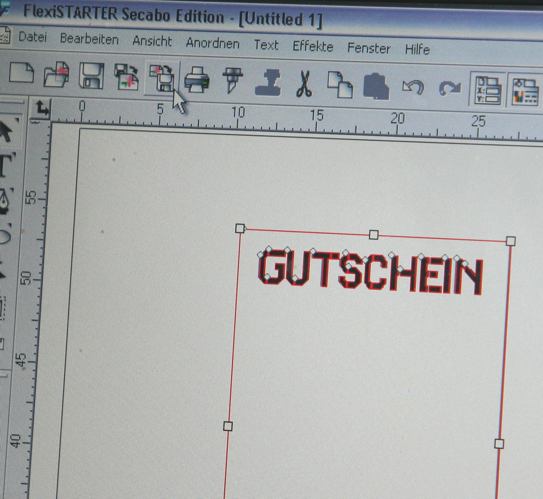 Plottersoftware FlexiSTARTER mit dem Wort GUTSCHEIN in Schablonenschrift und rotem Kartenumriss, vorbereitet zum Plotten der Karte