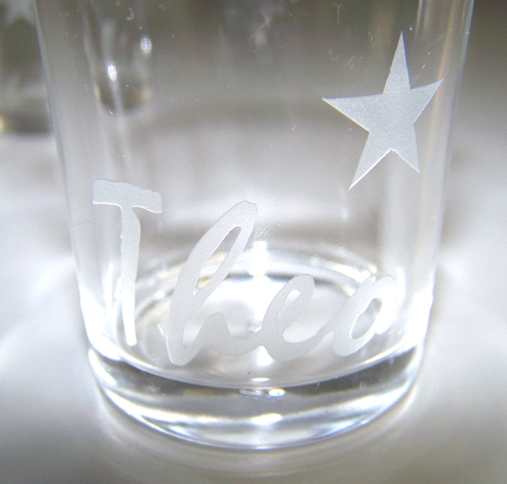 Teelichtglas mit sandgestrahltem Schriftzug Theo und Stern in Mattoptik, Nahaufnahme des fertigen Ergebnisses