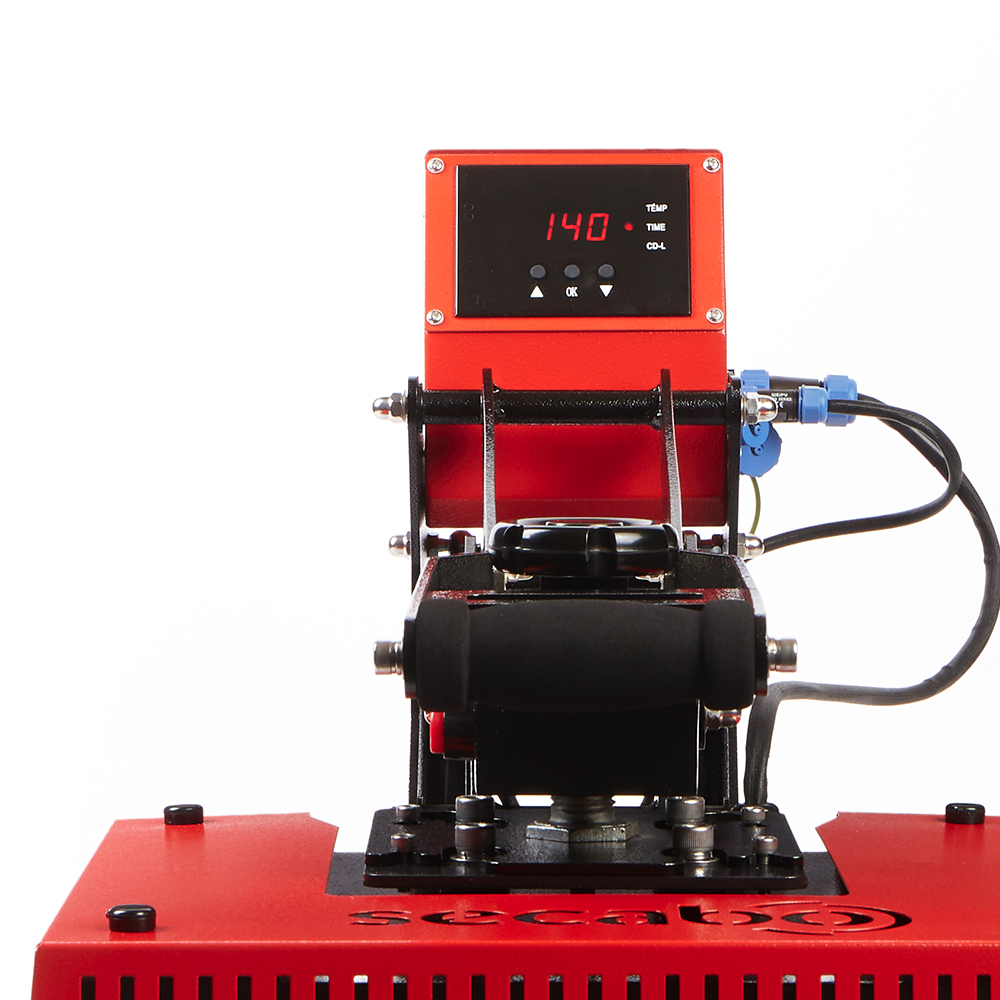 Einfache Steuerung der Secabo TC5 LITE Transferpresse: rotes Bedienfeld mit Digitalanzeige 140, drei Tasten und Anzeigen für TEMP, TIME, CD-L