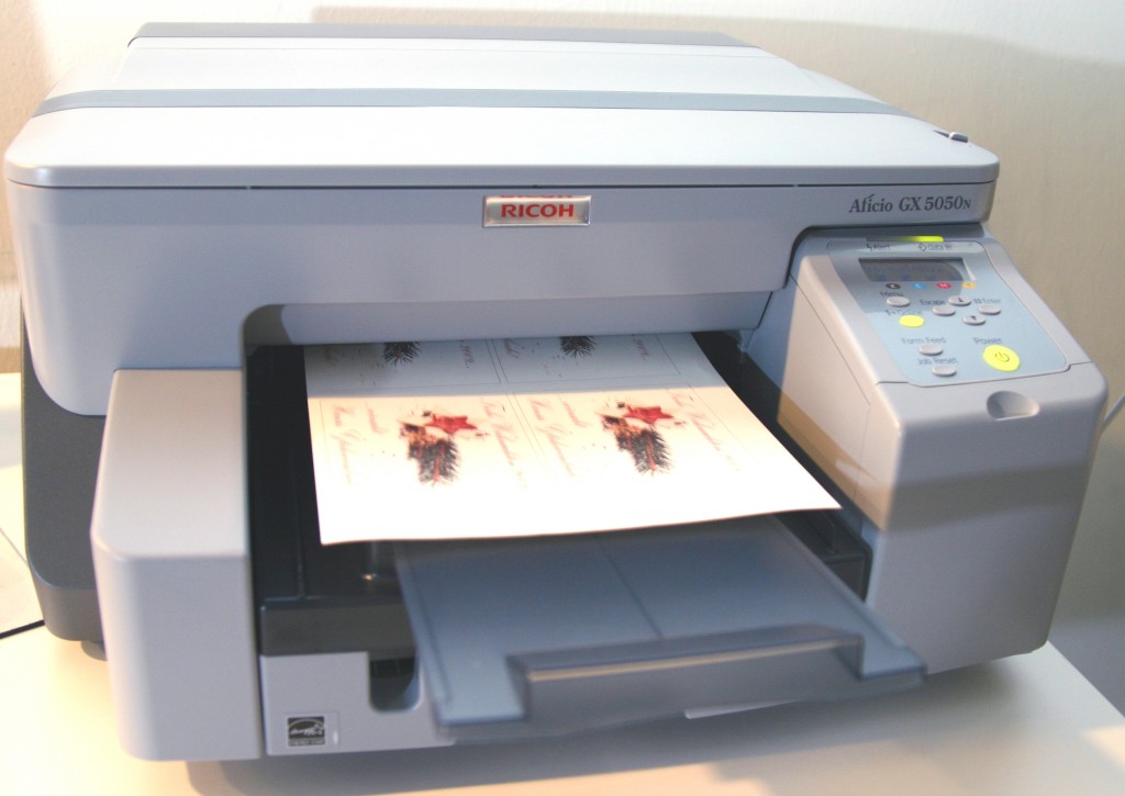 Ricoh-Drucker Aficio GX 5050N gibt Sublimationspapier mit weihnachtlichem Motiv aus rotem Stern und Tannenzweig für den Tassendruck aus