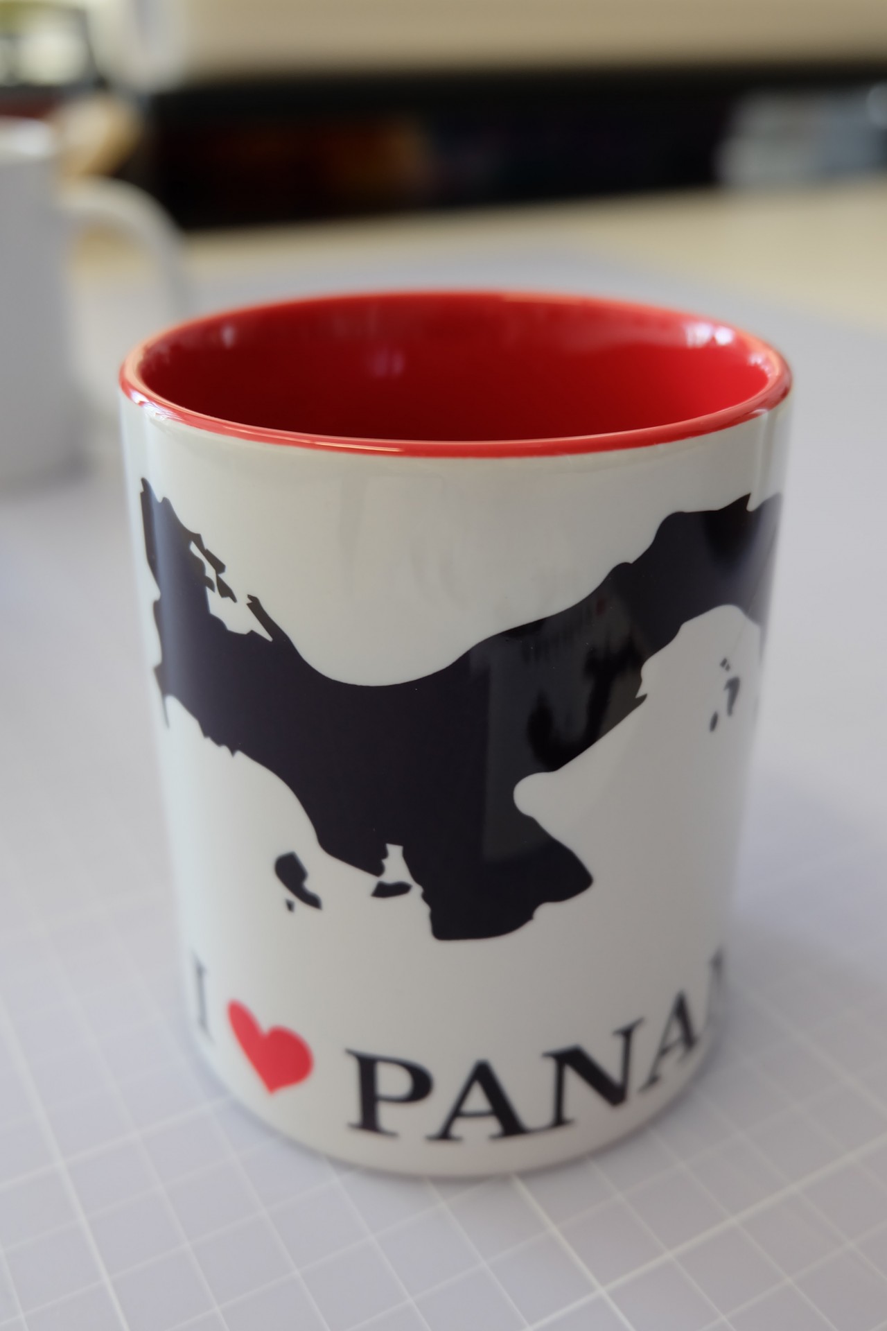 Fertige Fototasse, innen rot, mit schwarzer Silhouette Panamas und I ♥ Panama bedruckt, scharfe Konturen nach dem Abschrecken