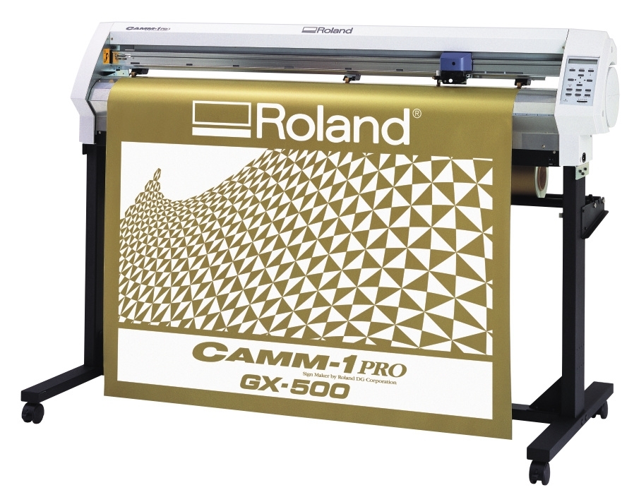 Schneideplotter Roland CAMM-1 PRO GX-500 auf Rollenständer mit goldener Folie, aus der Logo, Schrift und Dreiecksmuster geschnitten sind