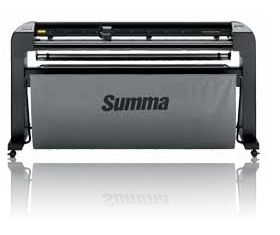 Großformatiger Schneideplotter von Summa auf Standgestell mit Rollen und grauem Auffangkorb für das geschnittene Folienmaterial