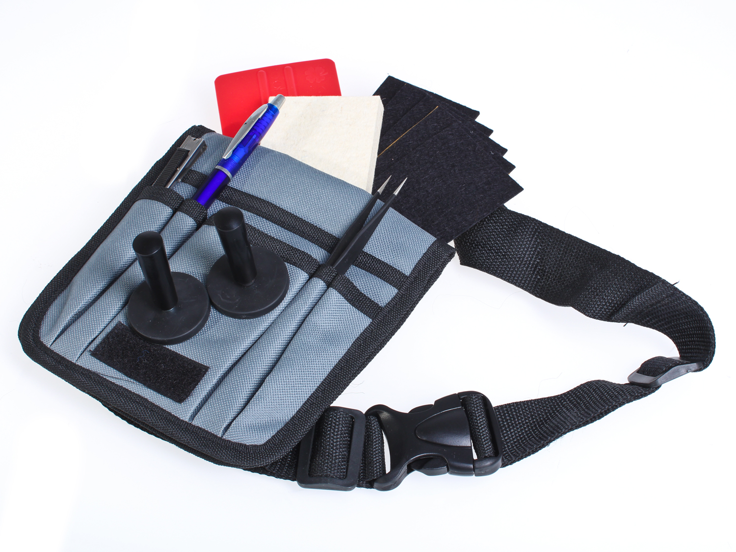 Starter-Set für Folienjobs: graue Gürteltasche mit Magnethaltern, Pinzette, Stift, Cutter, rotem Rakel, Filzrakel und Filzstreifen