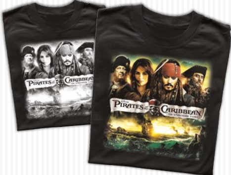 Zwei schwarze T-Shirts mit Pirates-of-the-Caribbean-Motiv: links gerastert in Weiß im Siebdruckstil, rechts vollfarbig bedruckt