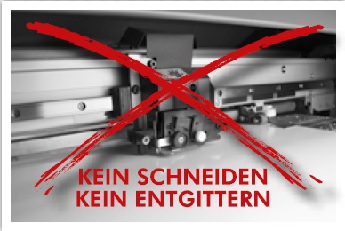 Schwarz-Weiß-Foto eines Schneideplotters, rot durchgestrichen, mit Text: Kein Schneiden, kein Entgittern – Vorteil von FOREVER Flex-Soft No-Cut