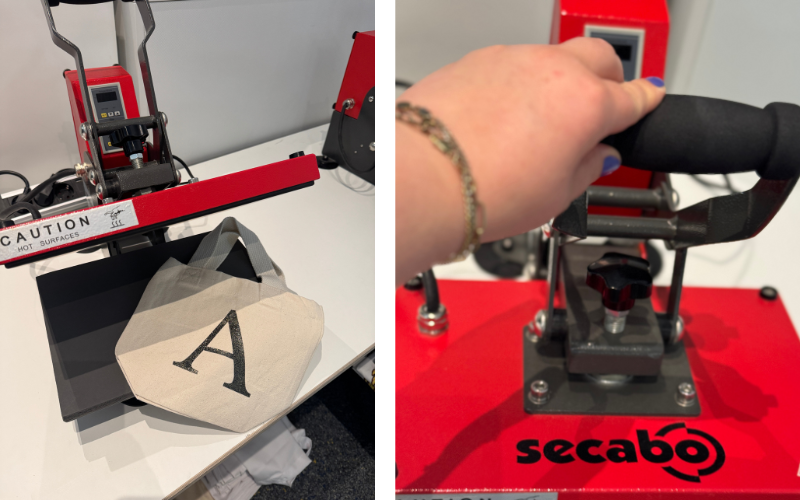 Secabo TC2 Transferpresse: links geöffnet mit Stofftasche mit schwarzem Glitzer-A, rechts drückt eine Hand den Griff nach unten