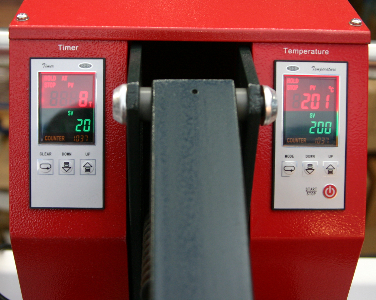 Bedienfeld einer roten Transferpresse: Timer auf 20 Sekunden, Temperatur auf 200 °C eingestellt, aktuell 201 °C