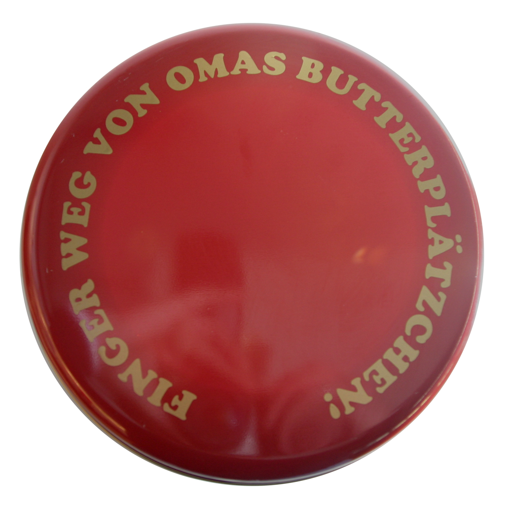 Roter Plätzchendosendeckel mit goldenem, im Kreis geplottetem Folienschriftzug: FINGER WEG VON OMAS BUTTERPLÄTZCHEN!