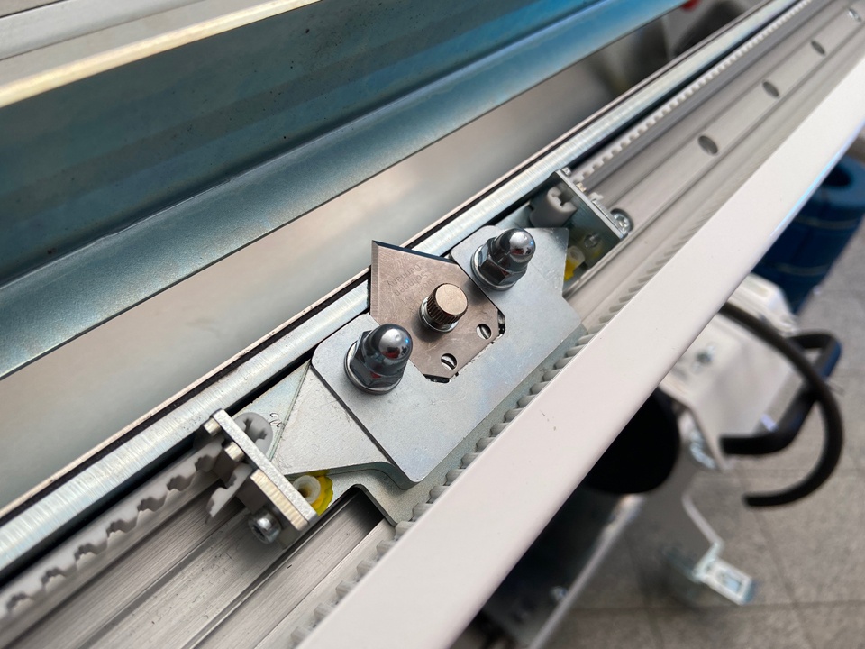 Nouvelle lame de coupe transversale dotée d'une géométrie spéciale effilée, montée dans le chariot sur le rail de guidage d'une scie transversale de la série UA