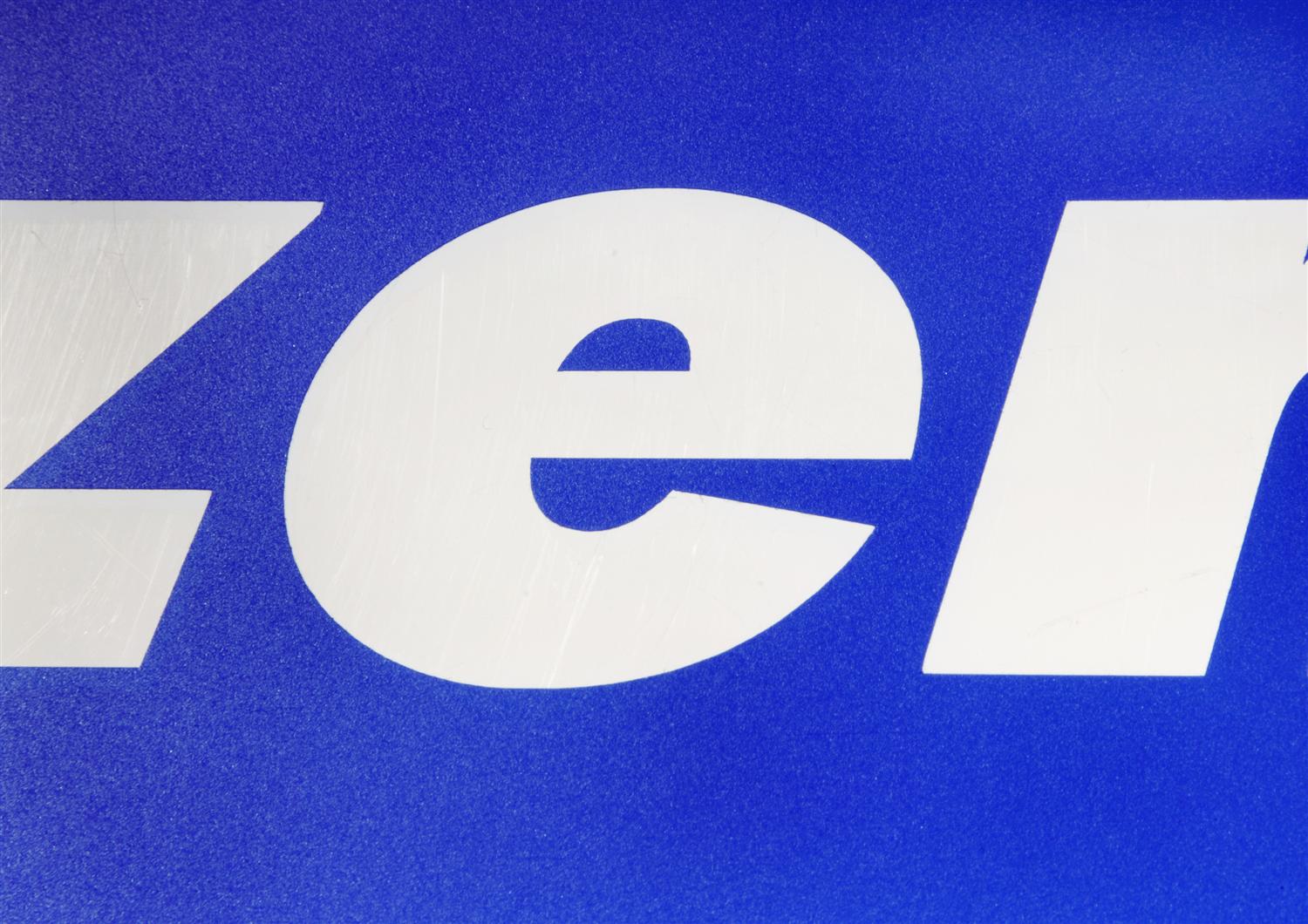 Nahaufnahme einer blauen Klebefolie mit fein strukturierter, seidenmatter Oberfläche und ausgesparten weißen Kursivbuchstaben zer