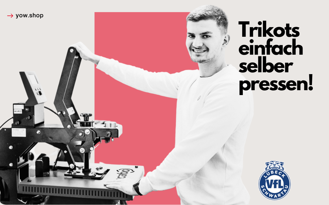 Lächelnder Mann bedient eine Secabo-Transferpresse, daneben der Slogan Trikots einfach selber pressen! und das Logo des VfL Lübeck-Schwartau