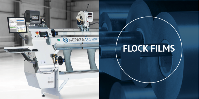 Dérouleuse et tronçonneuse NEPATA UA1650 ADWS équipée d'un écran de commande, à côté de laquelle se trouvent des Rouleaux de films vinyle teintés en bleu portant l'inscription « Flock Films »