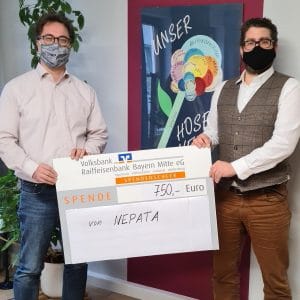 Bernhard Schmidt (Nepata) und Dr. André Schneeweiß (Hospizverein Pfaffenhofen) mit Maske halten Spendenscheck über 750 Euro