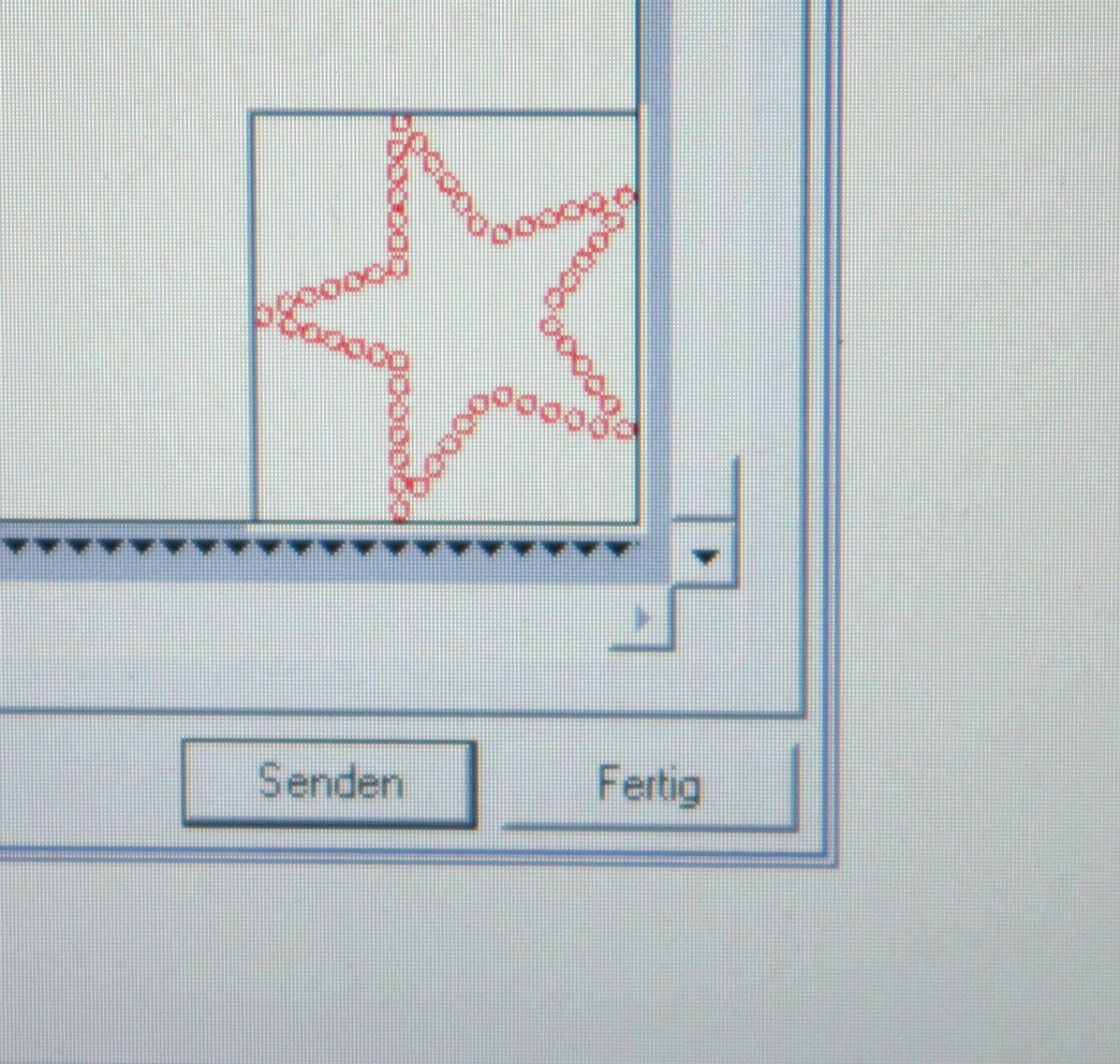 Plotter-Software am Bildschirm: Stern aus kleinen roten Kreisen für Strass-Steine, darunter die Schaltflächen Senden und Fertig