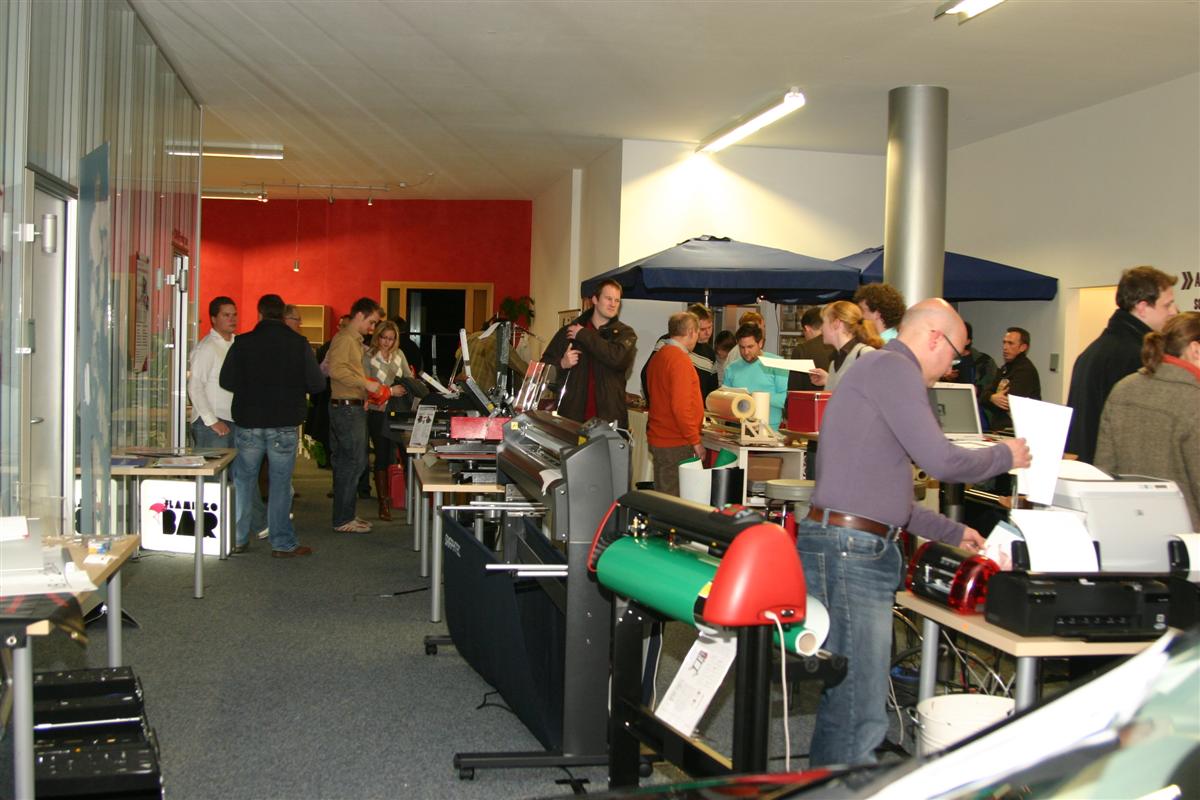 Besucher der YOW!-Hausmesse in Wolnzach probieren Schneideplotter, Drucker und Folien an Vorführstationen aus und lassen sich beraten