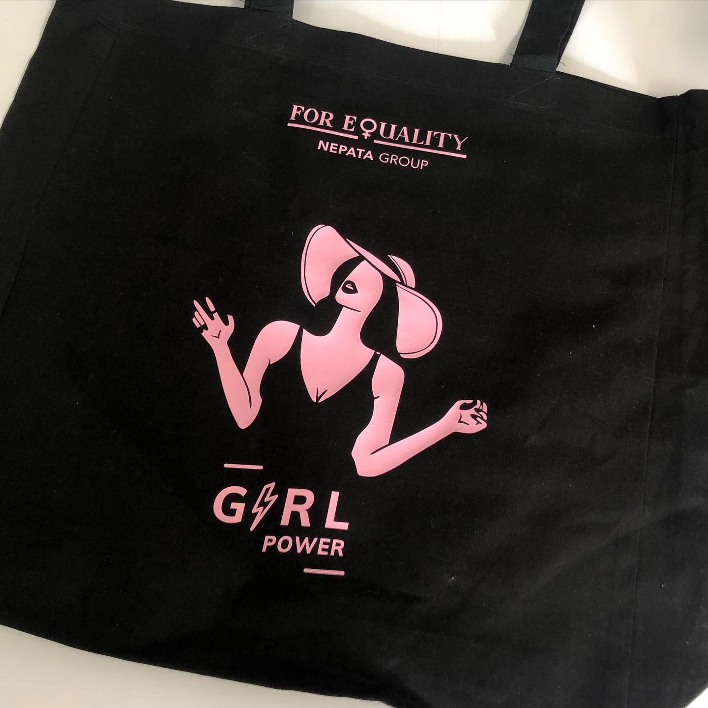 Schwarzer Stoffbeutel mit rosa Flexfolie veredelt: Frau mit Sonnenhut, Schriftzüge For Equality – Nepata Group und Girl Power