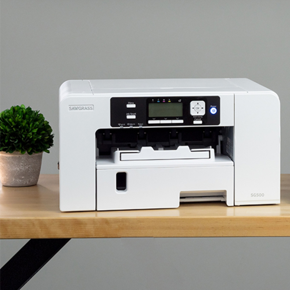 Weißer Sublimationsdrucker Sawgrass SG500 mit Display und Bedienfeld auf einem Holztisch, daneben eine kleine Topfpflanze