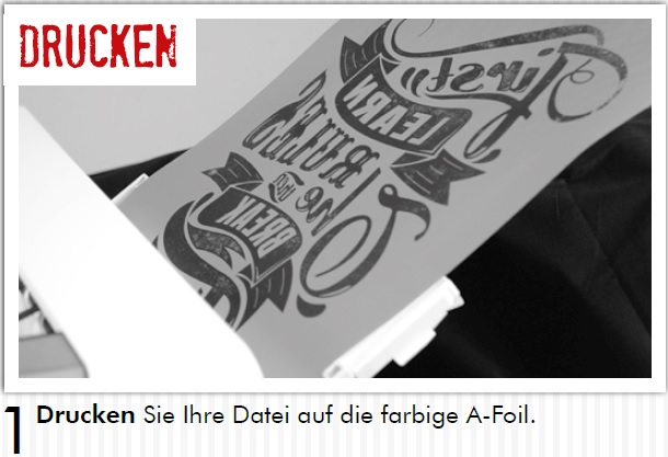 Schritt 1 Drucken: A-Foil mit gespiegeltem Typografie-Motiv kommt aus dem Drucker, die Datei wird auf die farbige Folie gedruckt