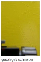 Gelbe Flexfolie FlexCut X4 im Schneideplotter mit sichtbarer Andruckrolle, Motiv wird gespiegelt geschnitten