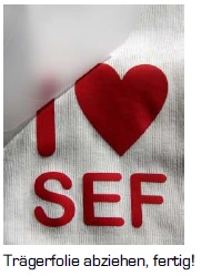 Rote Flexfolie mit Schriftzug I ♥ SEF auf weißem Textil, halb transparente Trägerfolie wird nach dem Aufpressen abgezogen