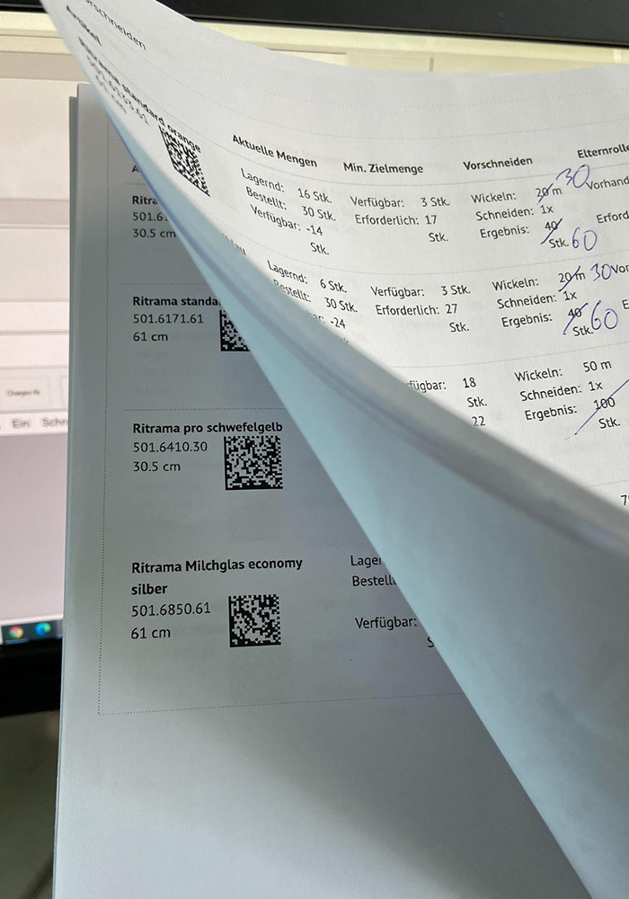 Liste de préparation de commandes imprimée à partir de ConvertPlus2, comportant des films vinyle Ritrama, des codes DataMatrix, des indications de quantité et des valeurs corrigées à la main