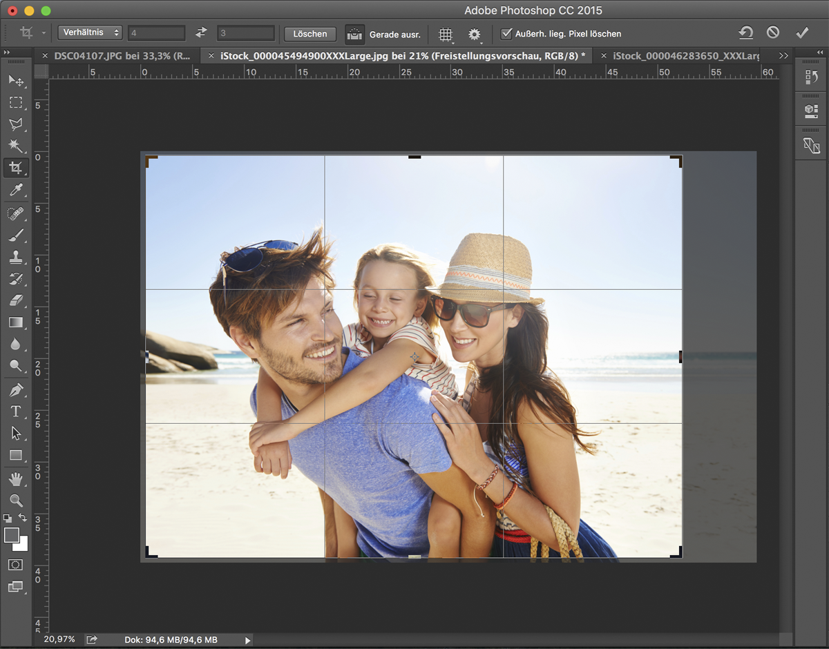 Photoshop-Freistellungswerkzeug mit Seitenverhältnis 4:3 schneidet Strandfoto einer Familie auf das WunderBoard-Format 30 x 40 cm zu