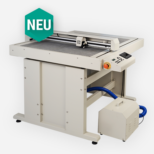 Secabo FC100 Flachbettplotter mit Filzunterlage, Schneidkopf, Bedienfeld und per blauem Schlauch angeschlossener Vakuumpumpe, Hinweis NEU