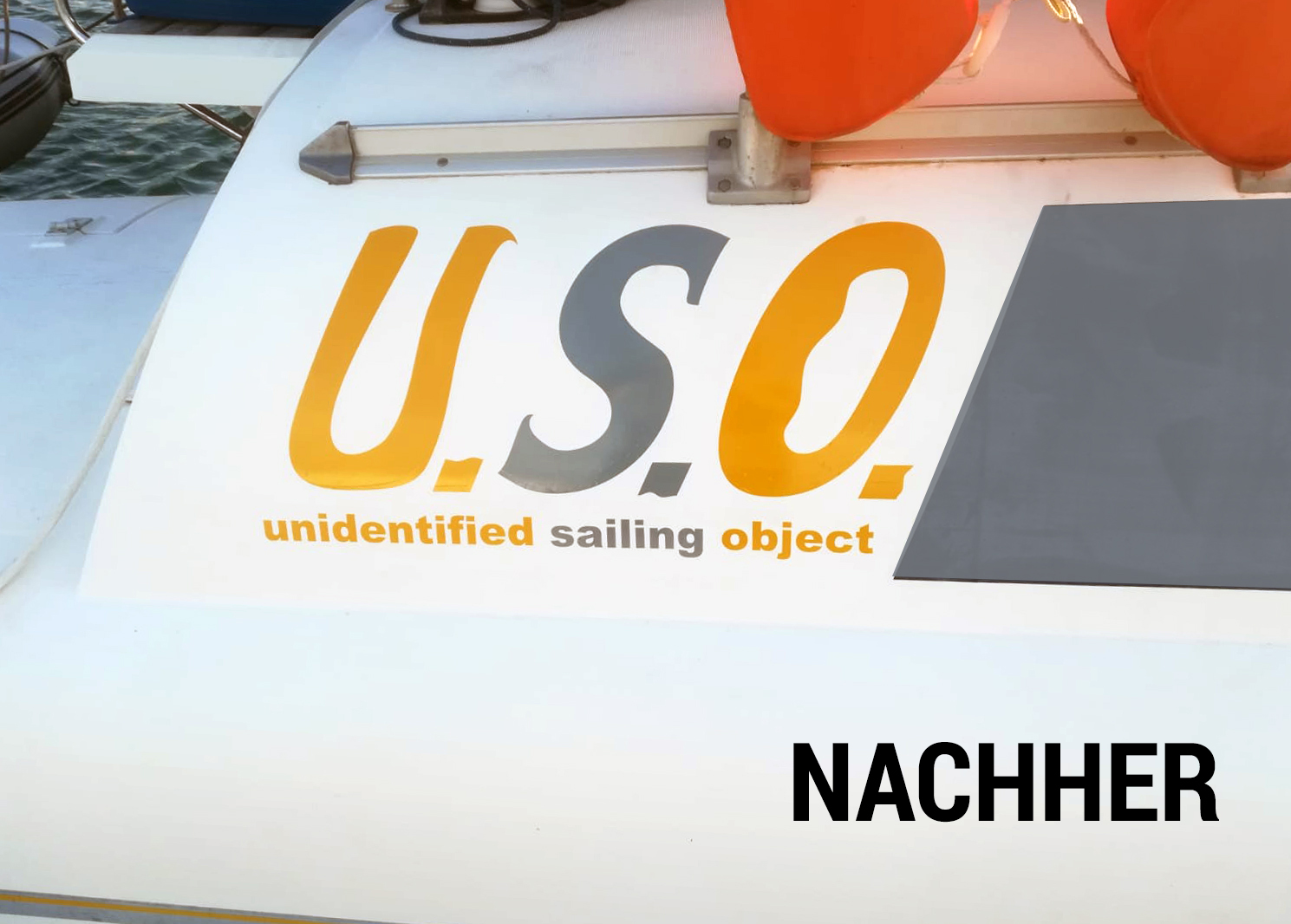 Nachher: fertige Bootsbeschriftung U.S.O. unidentified sailing object aus gelber und grauer Klebefolie auf weißem Bootsrumpf