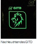 Grün nachleuchtendes Löwenmotiv mit Schriftzug GITD aus FlexCut GITD Flexfolie auf schwarzem Textil im Dunkeln