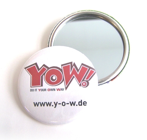 Runder Button mit rotem YOW!-Logo und www.y-o-w.de, dahinter ein Button mit Schminkspiegel als funktionaler Rückseite