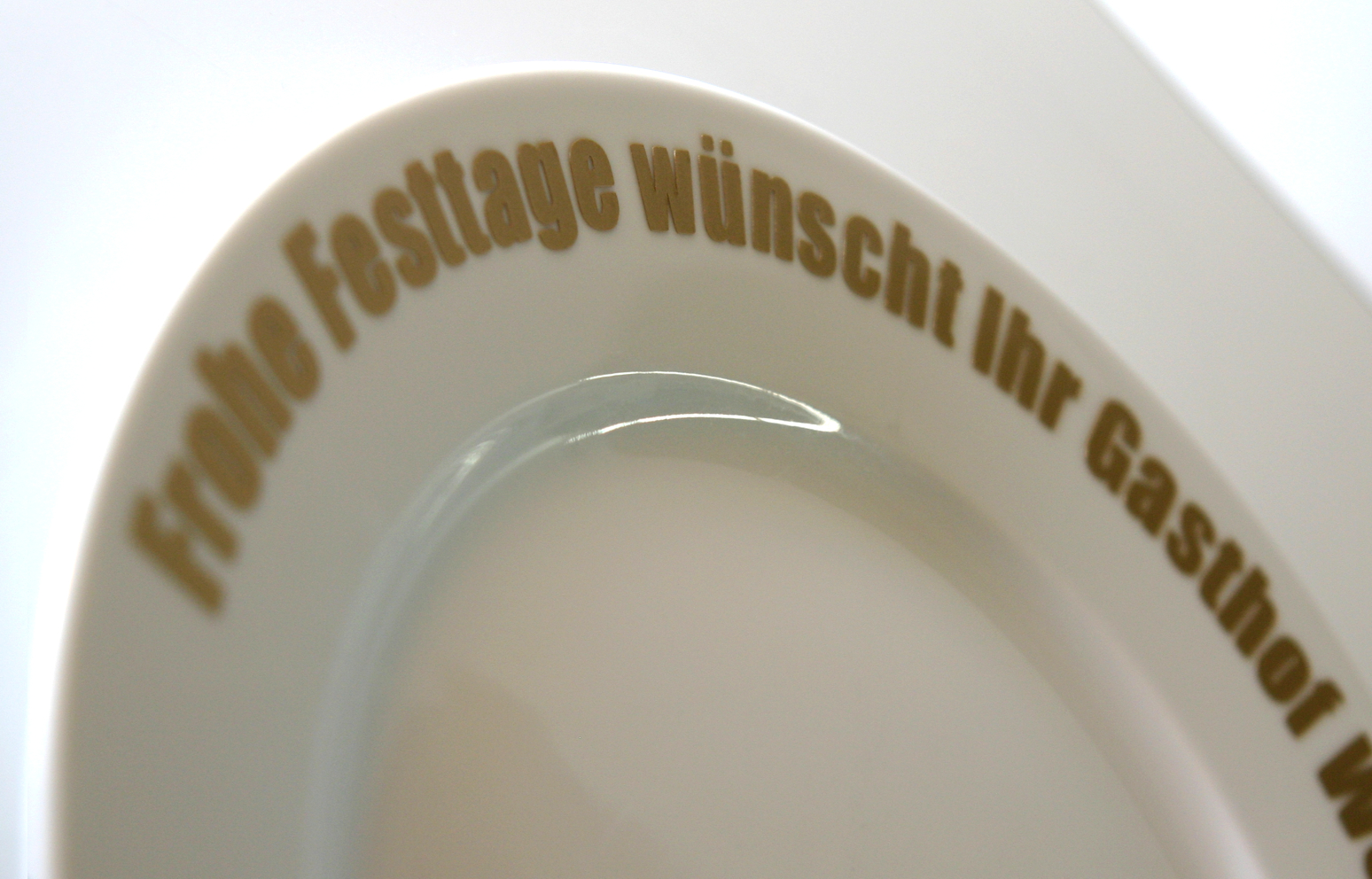 Weißer Teller mit goldenem Folienschriftzug am Rand: Frohe Festtage wünscht Ihr Gasthof W…, selbst geplottete Weihnachtsdeko