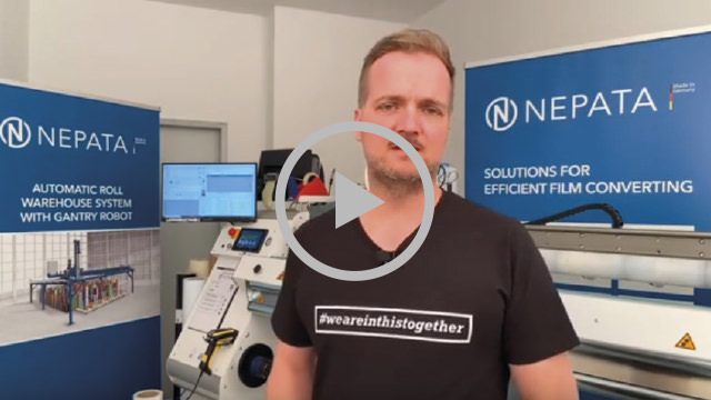 Videovorschau: Mann vor NEPATA-Bannern und Folienmaschinen stellt Top 5 Strategien zur Optimierung der Folienlogistik vor