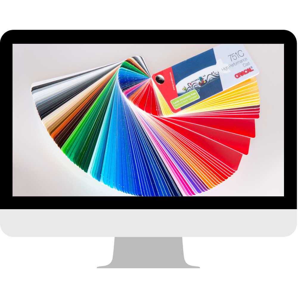 Aufgefächerte Farbkarte Oracal 751C mit zahlreichen Folienfarben auf einem Monitor – zum Prüfen der Selbstklebefolien-Farben vor der Bestellung