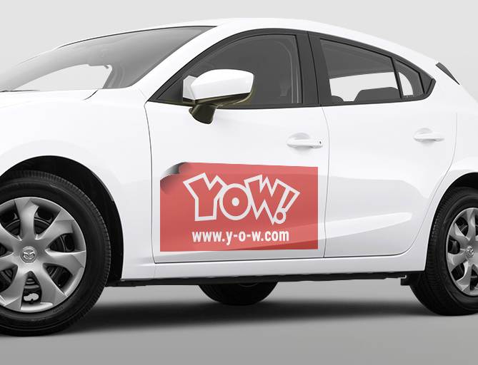 Weißes Auto mit rotem Magnetschild YOW! und www.y-o-w.com an der Vordertür, eine Ecke leicht abgehoben – abnehmbare Autowerbung aus Magnetfolie